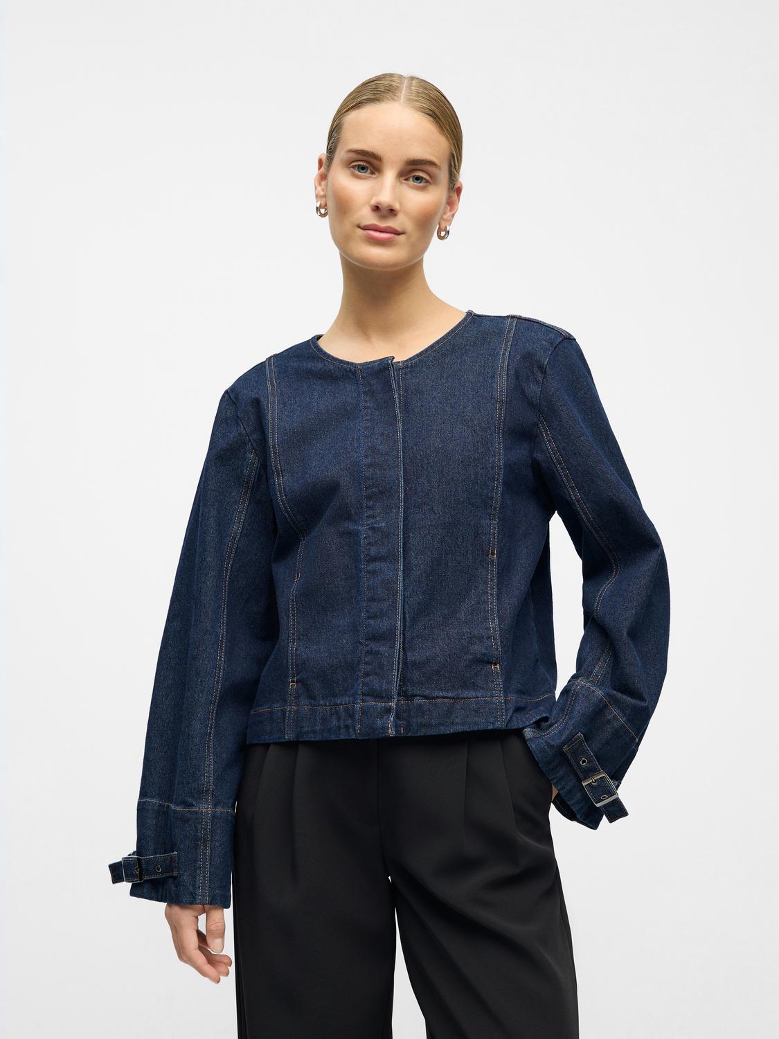 model_shot-front